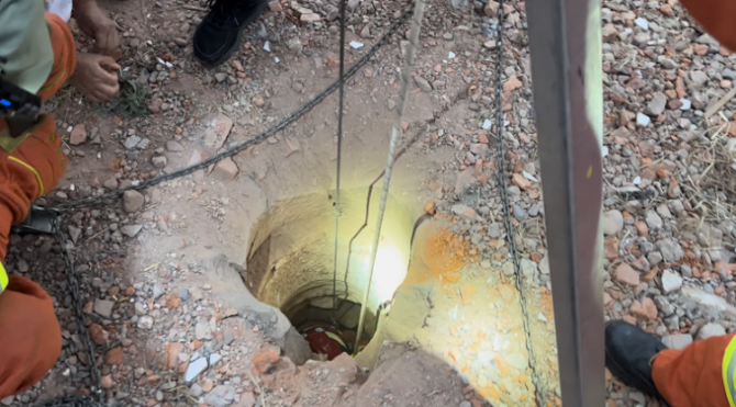 楚雄1岁幼童不慎坠井 救援人员成功营救（楚雄州楚雄市消防救援大队 供图）