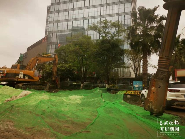 昆明地铁5号线怡心桥站围挡将逐步收缩（开屏新闻记者 张勇 摄）