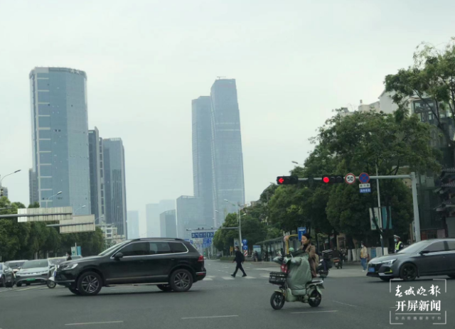 开屏观察 | “新国标”过渡期进入倒计时，电动车非法“提速”冒头？记者走访…… 刘嘉 摄