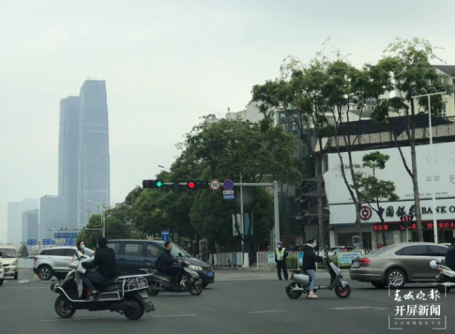 开屏观察 | “新国标”过渡期进入倒计时，电动车非法“提速”冒头？记者走访…… 刘嘉 摄