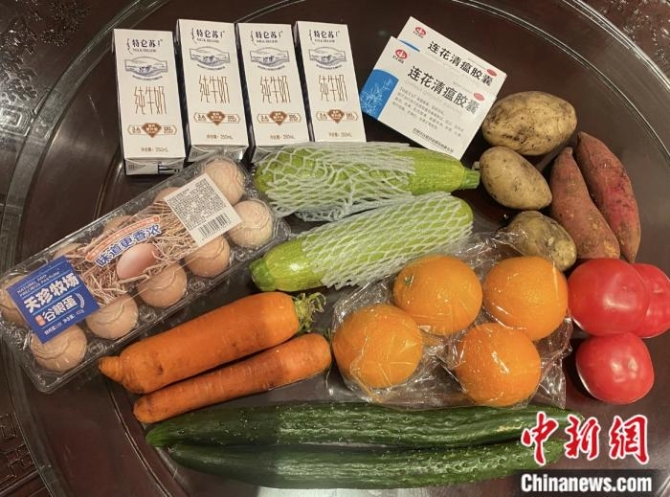 上海市民收到的免费物资。 受访者供图 上海市民收到的免费物资。 受访者供图