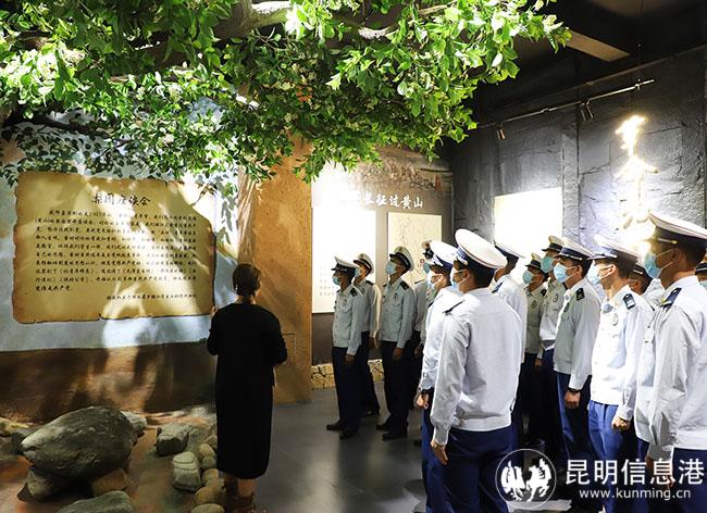 2  参观古城区“四史”宣传教育馆