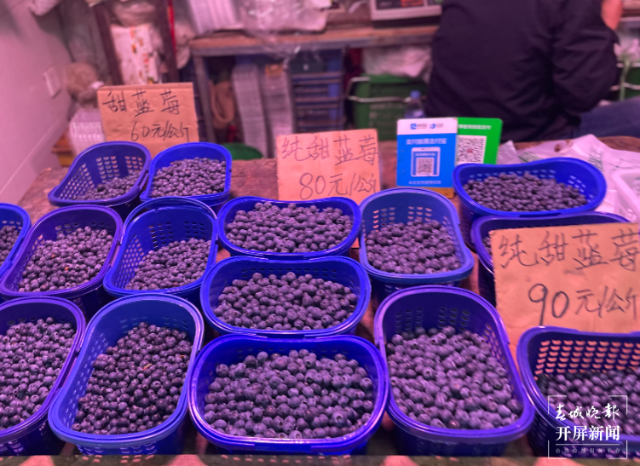 时令水果缤纷上市 价格均有降低 茶饮店频频推新(孙江荭 实习生 赵佳琦 摄影报道)