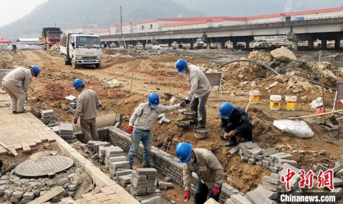 宁德时代车里湾基地项目现场,工人们正在作业。 雷美容 供图 宁德时代车里湾基地项目现场,工人们正在作业。 雷美容 供图