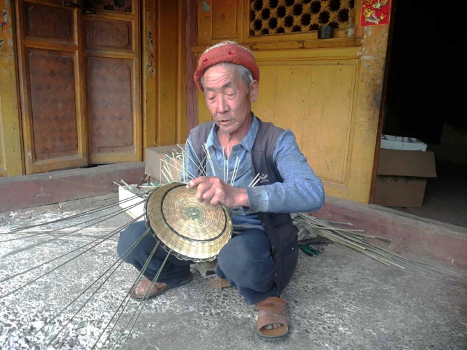 凤庆县诗礼乡三合村：竹编传承致富经 村民踏上致富路