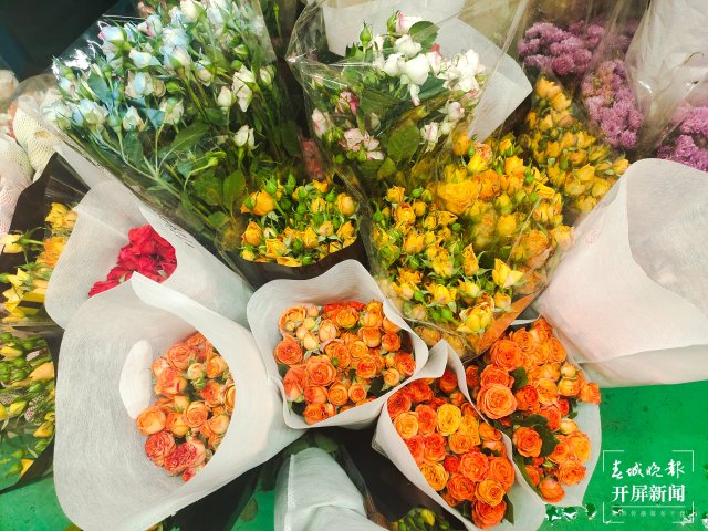 母亲节，昆明康乃馨（开屏新闻记者 孙江荭 摄）