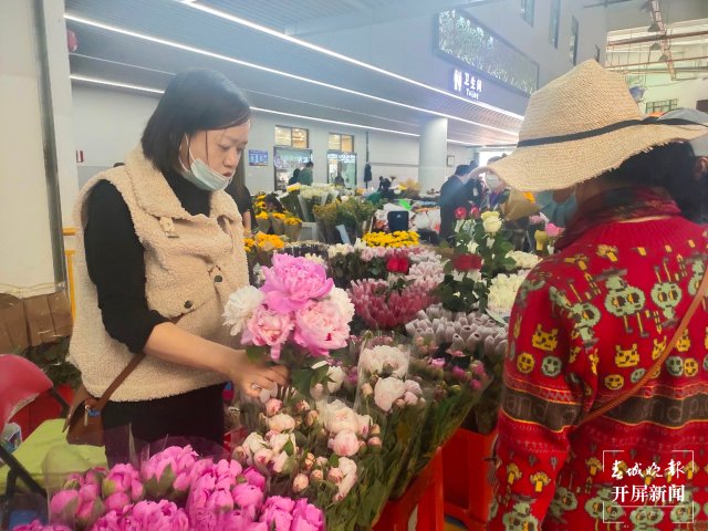 母亲节，昆明康乃馨（开屏新闻记者 孙江荭 摄）