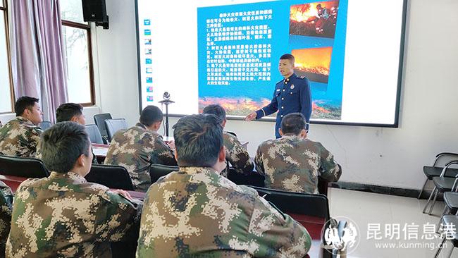 4 为扑火队讲解防灭火理论