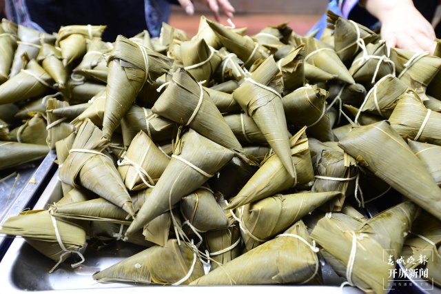 有老板一天卖2吨！端午将至，昆明街头粽子上市 龙宇丹 摄