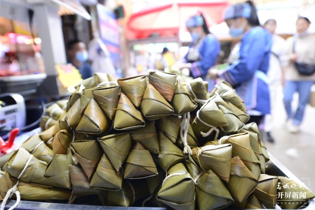 有老板一天卖2吨！端午将至，昆明街头粽子上市 龙宇丹 摄