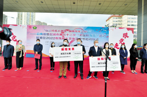 两家企业分别向昆明市残联捐赠200万元和8万元爱心款。 本组图片记者王俊星摄