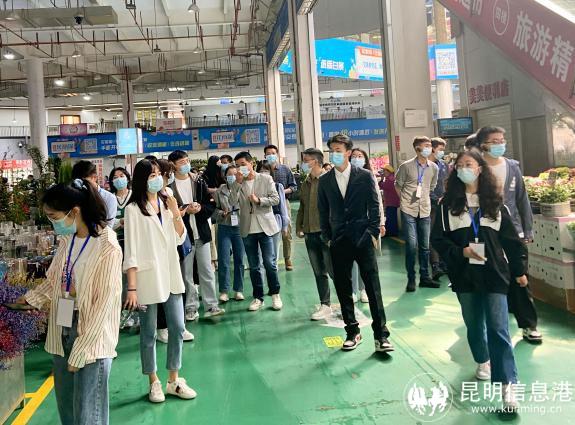 学员在导师带领下现场学习 学员在导师带领下现场学习