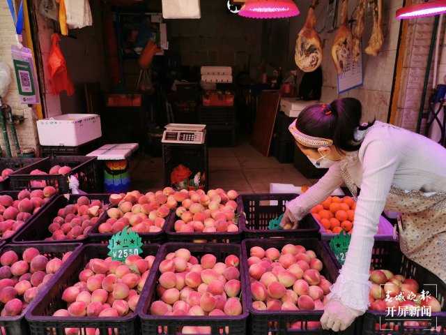 蓝莓低至30元/公斤!昆明时令水果大量上市(开屏新闻记者 李赛 摄)