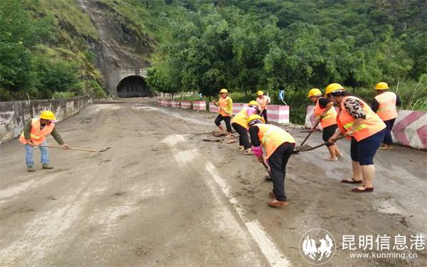 小湾群民专业合作社承小湾接电厂道路保洁服务(小湾东镇政府提供) 小湾群民专业合作社承小湾接电厂道路保洁服务(小湾东镇政府提供)