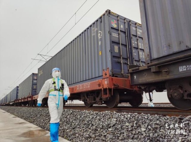 全国首趟陆海新通道中老铁路“铁路快通”班列出境（开屏新闻记者 张勇 通讯员 钟九生 摄）