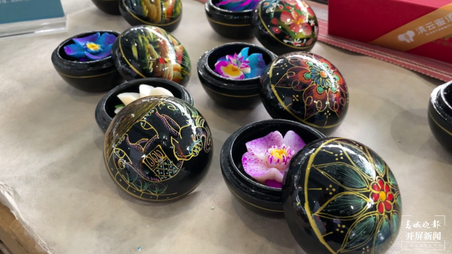 文博会|入口甘甜的紫娟茶、美轮美奂的沙曼......这里是西双版纳展区(开屏新闻记者张田睿摄)