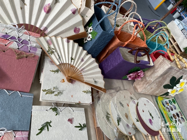 文博会|入口甘甜的紫娟茶、美轮美奂的沙曼......这里是西双版纳展区(开屏新闻记者张田睿摄)