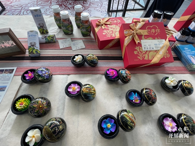 文博会|入口甘甜的紫娟茶、美轮美奂的沙曼......这里是西双版纳展区(开屏新闻记者张田睿摄)