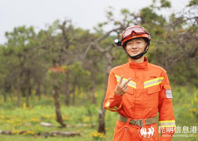 身着橙色救援服的何彬。杨杰高
