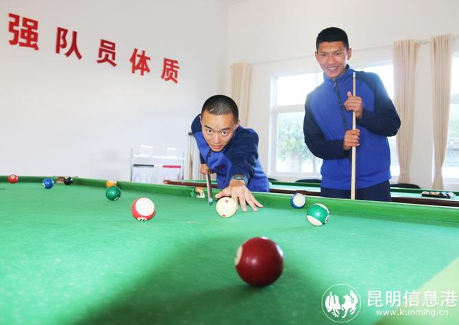 何彬与战友共同娱乐。王杰摄