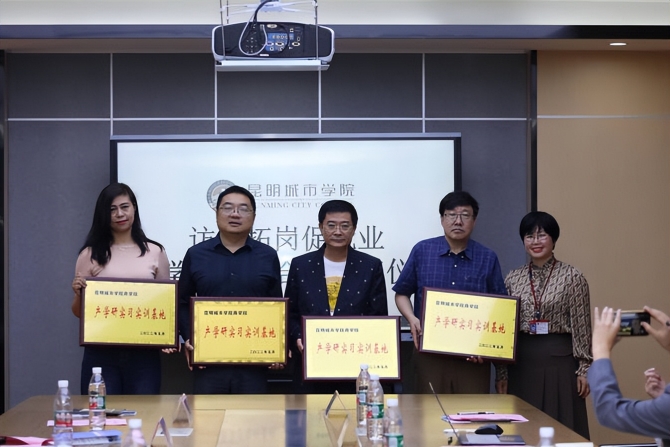 访企拓岗促就业——政校企“情投意合”共融互促