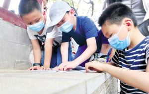 小朋友参与“拼图接力赛”游戏。记者黄晓松摄 小朋友参与“拼图接力赛”游戏。记者黄晓松摄