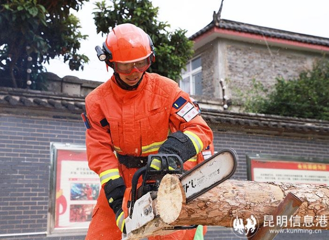 马缤进行灭火综合演练考核