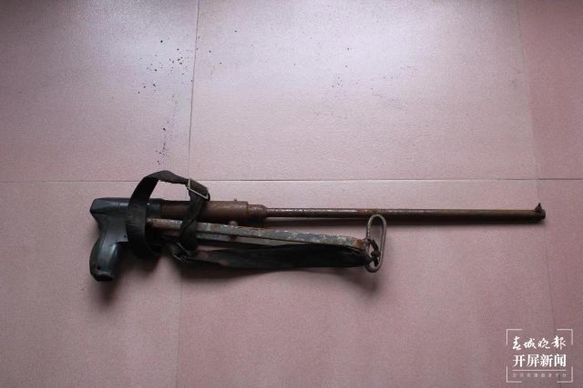 怒江石月亮边境派出所走访宣传入民心 群众主动缴枪支