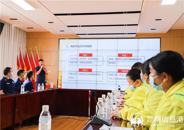 中队党员班长赵永强进行安全常识授课 中队党员班长赵永强进行安全常识授课