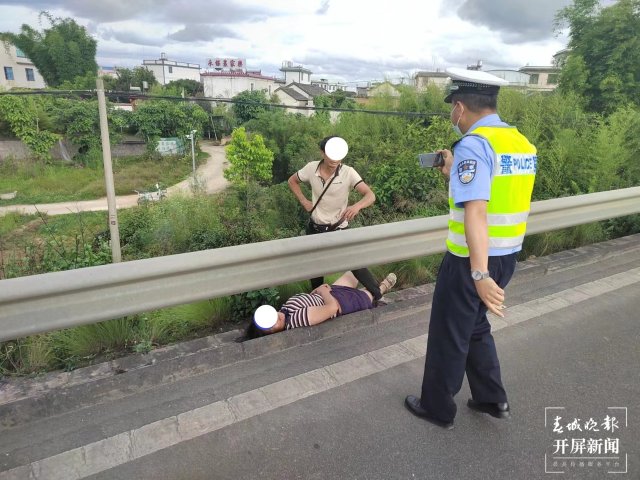 保山一女子与男友吵架后在高速路“躺平（开屏新闻记者 崔敏 通讯员 李海东 郑宇旸 李红幸 摄）