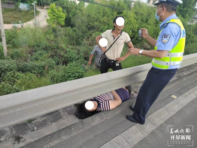 保山一女子与男友吵架后在高速路“躺平（开屏新闻记者 崔敏 通讯员 李海东 郑宇旸 李红幸 摄）