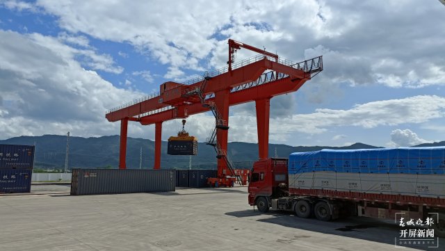 中老铁路带火西双版纳“周末经济”(开屏新闻记者 李春丽 摄)