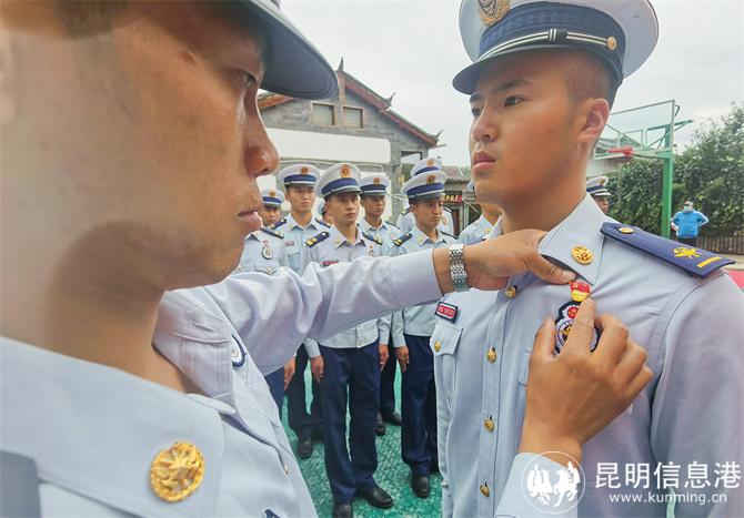 为新发展预备党员佩戴党徽