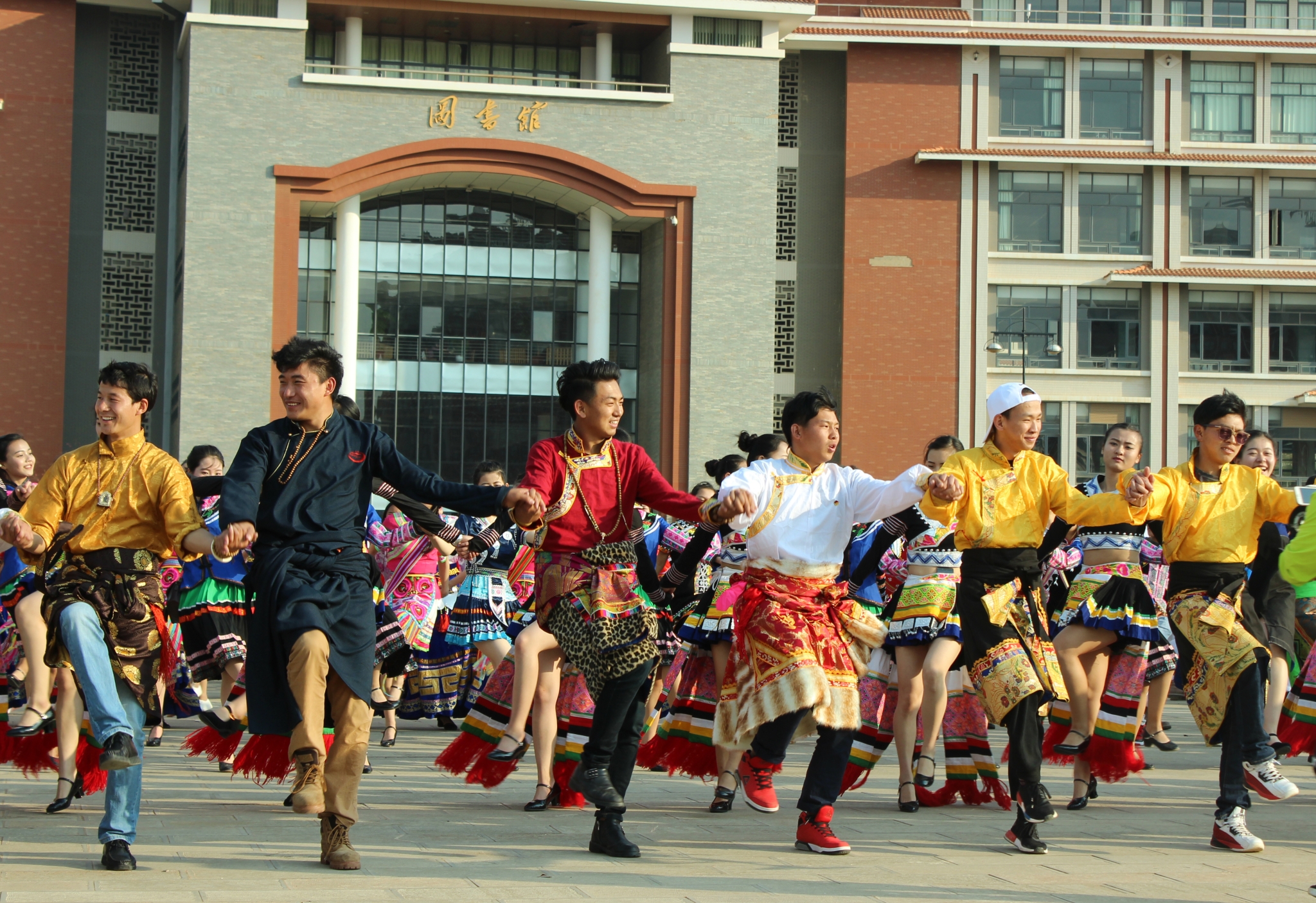 各族学子在云南民族大学尽情打跳 各族学子在云南民族大学尽情打跳