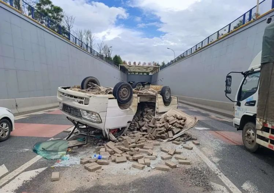 面包车：我承受了不能承受之重（供图）