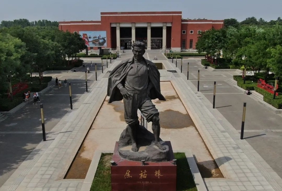  兰考县文化交流中心内的焦裕禄塑像（无人机照片）。新华社记者 李安 摄