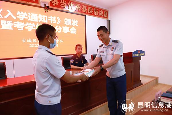 马玉博向杨文忠赠送考学书籍。王杰摄