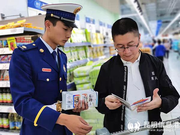 图为马玉博开展消防员招录宣传。马杰璋摄