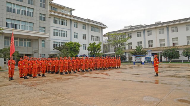 云南省森林消防总队已派出736名指战员增援重庆火场(供图)