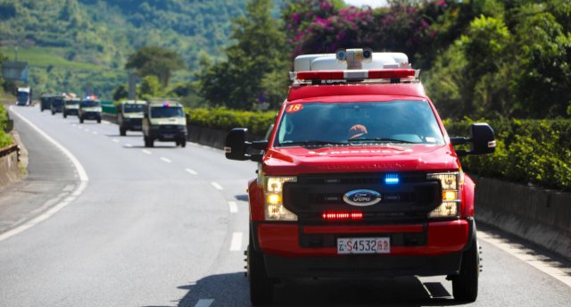 云南省森林消防总队已派出736名指战员增援重庆火场(供图)