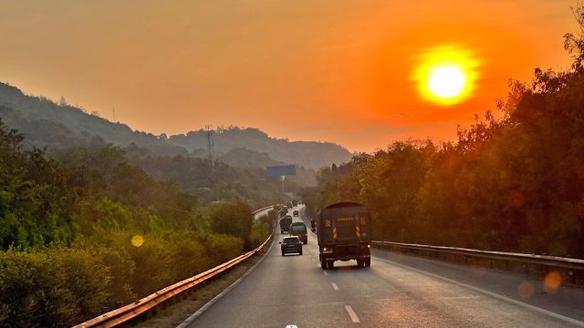 云南省森林消防总队已派出736名指战员增援重庆火场(供图)