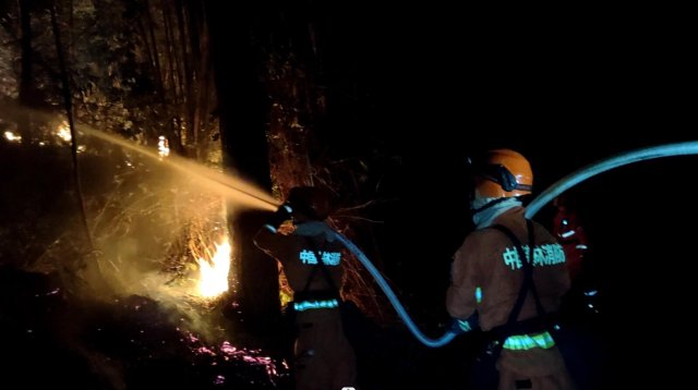 云南省森林消防总队已派出736名指战员增援重庆火场(供图)