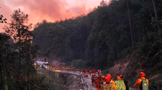 云南省森林消防总队已派出736名指战员增援重庆火场(供图)