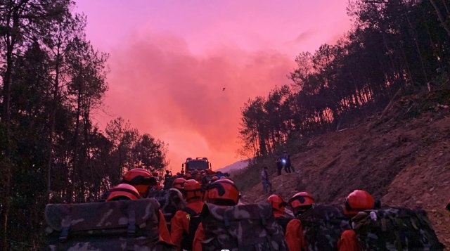 云南省森林消防总队已派出736名指战员增援重庆火场(供图)
