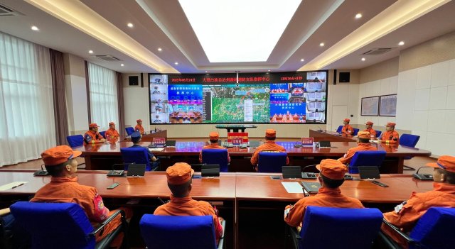 云南省森林消防总队已派出736名指战员增援重庆火场(供图)