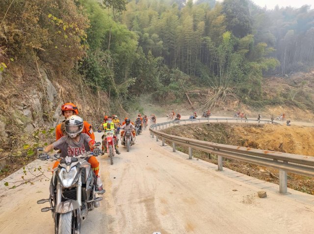 云南省森林消防总队已派出736名指战员增援重庆火场(供图)