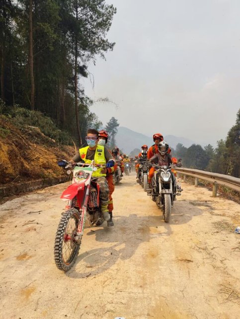 云南省森林消防总队已派出736名指战员增援重庆火场(供图)