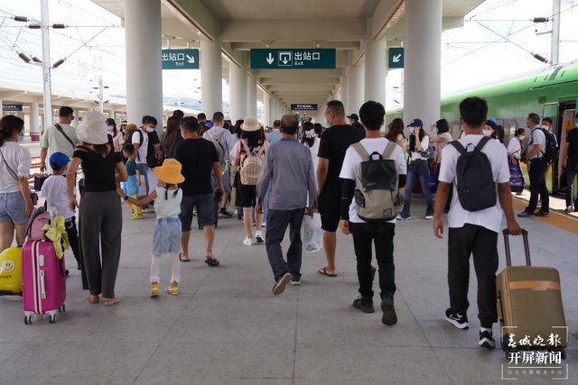 云南铁路暑运已累计发送旅客878.5万人次（中国铁路昆明局集团 供图）