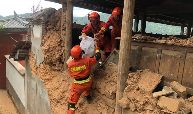 漾濞地震搜救（云南森林消防总队供图） (2).png