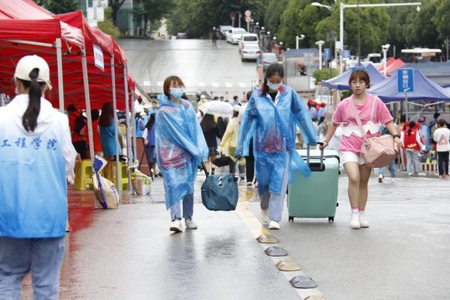 温暖又有爱!云南多所大学“萌新”报到(图片由学校提供)